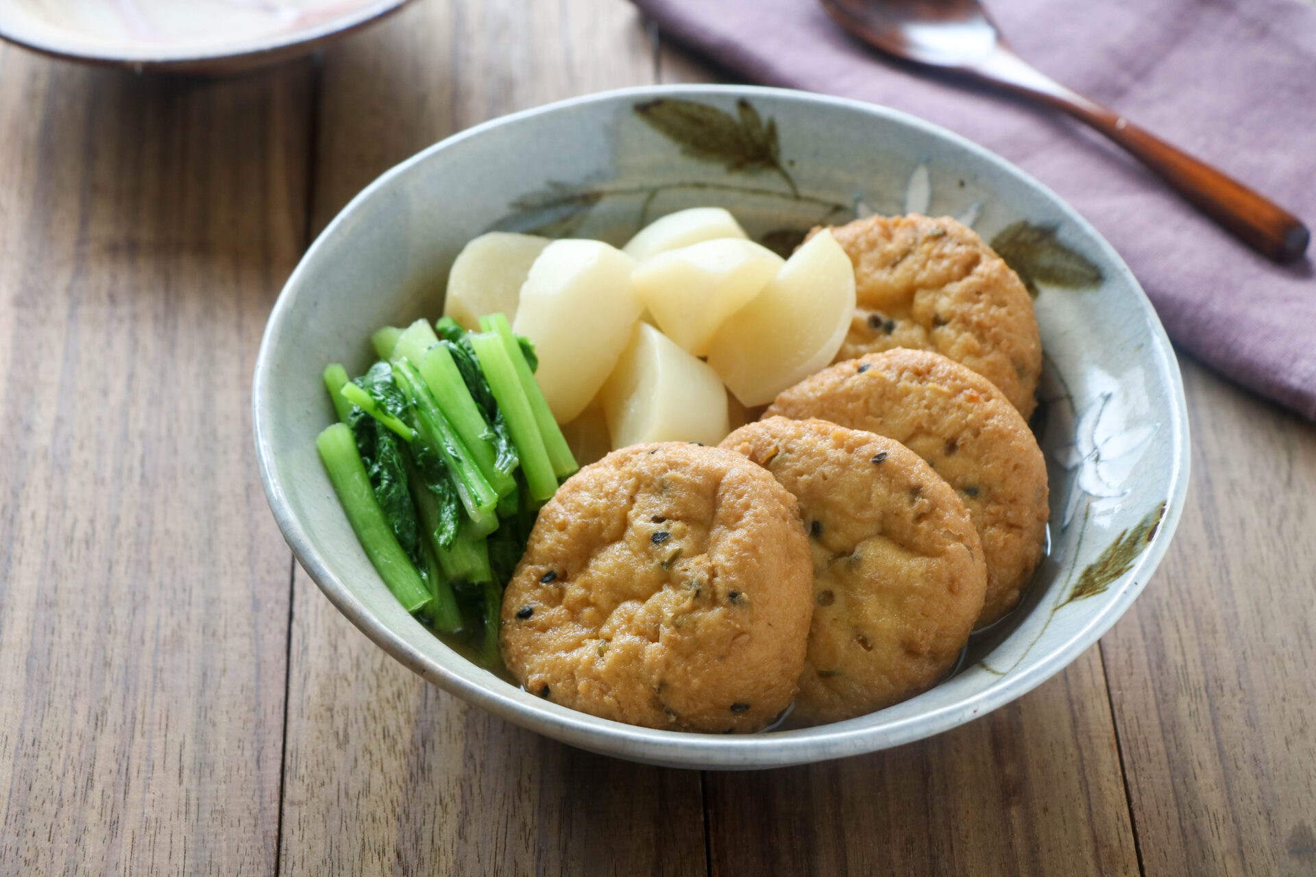 『かぶとがんもどきの煮物』（かぶの葉使用）