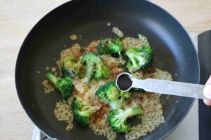 ブロッコリーのおかかチーズ焼き