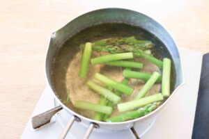 アスパラガスの辛子酢味噌和え